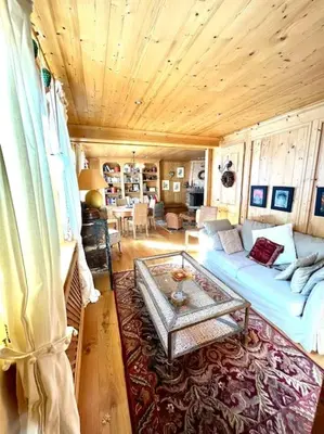 a living room with a couch and a table at Très bel appartement à Megève in Megève