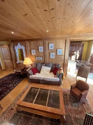 a living room with a couch and a coffee table at Très bel appartement à Megève in Megève