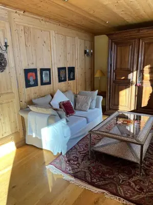 a living room with a white couch and a table at Très bel appartement à Megève in Megève