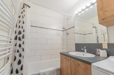 a bathroom with a sink and a tub and a shower at Appartement lumineux à Chamonix avec vue imprenable sur Mont Blanc et parking in Chamonix-Mont-Blanc