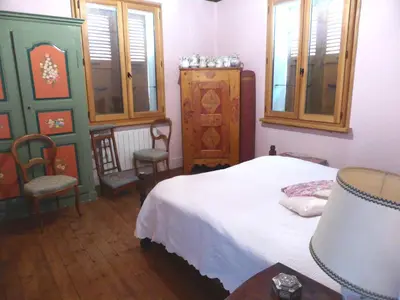 a bedroom with a bed and two chairs and a dresser at Chalet station jusqu'à 13 personnes 5 nuits minimum ou 7 en période de vacances scolaires in Samoëns