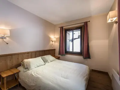 a small bedroom with a bed and a window at Appartement 3 chambres avec terrasse au cœur de Megève - FR-1-453-316 in Megève