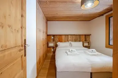 a bedroom with a large white bed in a room at Marmotte Mountain Pic Vert in Chamonix-Mont-Blanc