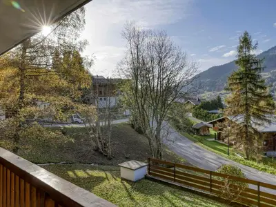 a balcony with a view of a street at Appartement rénové 2 pièces, balcon, parking à Megève - FR-1-453-319 in Megève