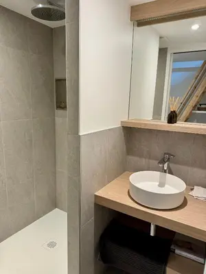 a bathroom with a sink and a shower at Superbe appartement rénové 110m2 - 9 pers - vue montagne - Les Contamines in Les Contamines-Montjoie