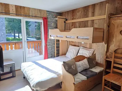 a bedroom with a bunk bed and a window at Appartement équipé centre Carroz et garage in Arâches-la-Frasse