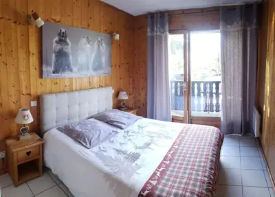 a bedroom with a white bed and a window at Chaleureux refuge thermal in Saint-Gervais-les-Bains