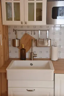 a kitchen with a white sink and a sink at Chez Colette - Appartement à la montagne in Demi-Quartier