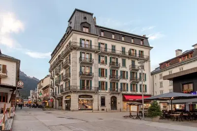 a tall building on a street in a city at Le Metropole - Centre-ville - Spacieux in Chamonix-Mont-Blanc