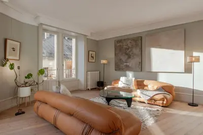 a living room with a couch and a table at Le Metropole - Centre-ville - Spacieux in Chamonix-Mont-Blanc