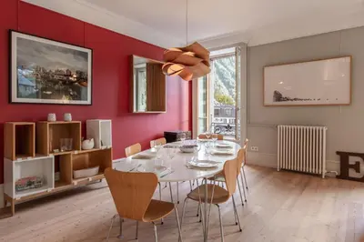 a dining room with a white table and chairs at Le Metropole - Centre-ville - Spacieux in Chamonix-Mont-Blanc