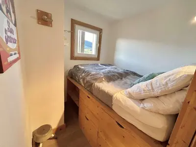 a bedroom with a bed and a window in it at Charmant 2 pièces + cabine à Megève, proche remontées et parking inclus - FR-1-597-185 in Megève