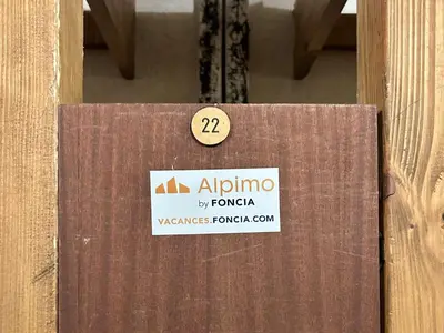 a sign on the door of a wooden door at Charmant 2 pièces + cabine à Megève, proche remontées et parking inclus - FR-1-597-185 in Megève