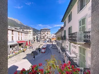 a room with a desk and a table and chairs at Petit STUDIO STAR CHAMONIX HYPER CENTRE in Chamonix-Mont-Blanc
