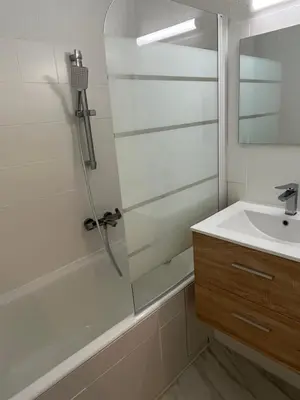 a bathroom with a shower and a sink at Mignon petit Studio 25m2 avec balcon et Parking face départ pistes ! in Demi-Quartier