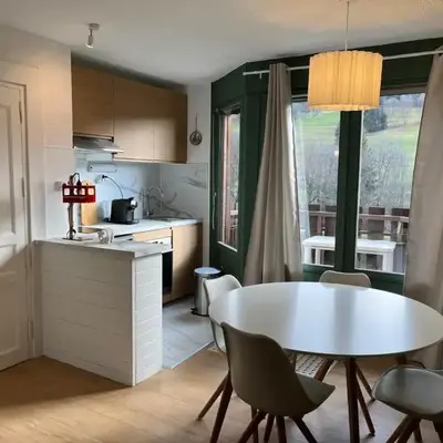 Mignon petit Studio 25m2 avec balcon et Parking face départ pistes !