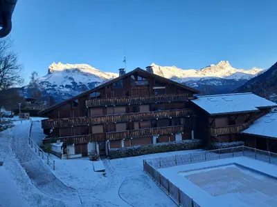 two twin beds in a room with a attic at Au coeur des Alpes in Saint-Gervais-les-Bains