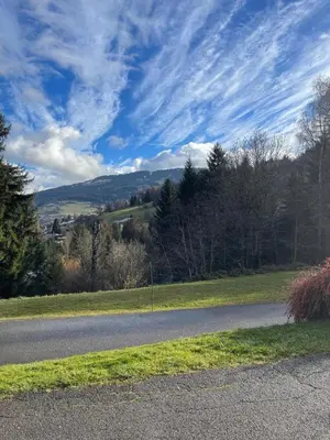 an empty road with a hill in the distance at Appartement 4 personnes in Combloux