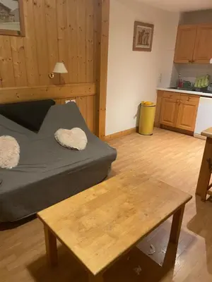 a room with a bed and a coffee table at Appartement 4 personnes in Combloux