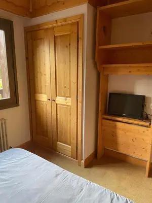 a bedroom with a bunk bed and a television at Appartement 4 personnes in Combloux