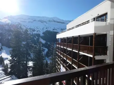 a building with a view of a mountain at Résidence Le Panoramic - Appartement lumineux · Départ et retour skis aux pieds · Piscine · Parking inclus · Spa · wifi MAE-0351 in Magland