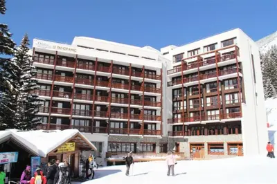 people standing in the snow in front of a building at Résidence Le Panoramic - Appartement lumineux · Départ et retour skis aux pieds · Piscine · Parking inclus · Spa · wifi MAE-0351 in Magland