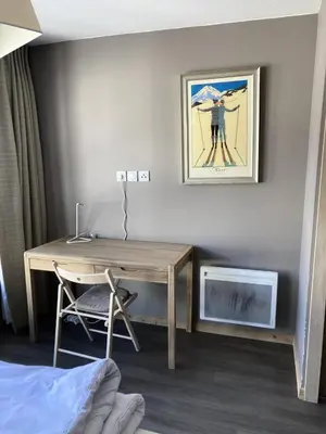 a room with a desk and a picture on the wall at Résidence Le Panoramic - Appartement lumineux · Départ et retour skis aux pieds · Piscine · Parking inclus · Spa · wifi MAE-0351 in Magland