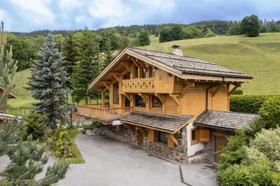 an image of a log cabin with a balcony at Chalet du Jaillet in Demi-Quartier