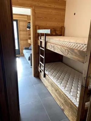 a room with two bunk beds in a cabin at Le Nid Douillet des Gerets in Saint-Gervais-les-Bains