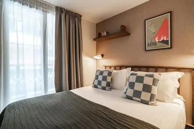 a bedroom with a bed and a window at Appartements de l'Héliopic in Chamonix-Mont-Blanc