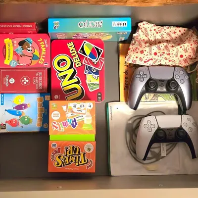 a nintendo wii game controller in a box next to other games at Le Miroir De Saint-Jacques in Sallanches