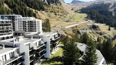 an aerial view of an apartment building with a red arrow at Résidence Capricorne - Appartement entièrement rénové · Au pied des pistes · Balcon MAE-4974 in Magland