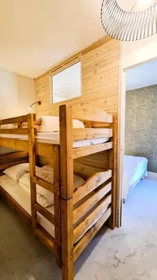 a bedroom with two bunk beds in a room at Résidence Capricorne - Appartement entièrement rénové · Au pied des pistes · Balcon MAE-4974 in Magland