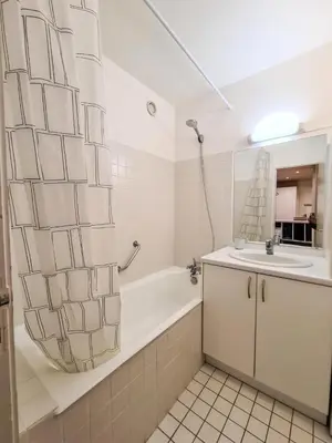 a bathroom with a bath tub and a sink at Résidence Capricorne - Appartement entièrement rénové avec cabine · Au pied des pistes · Balcon MAE-5034 in Magland