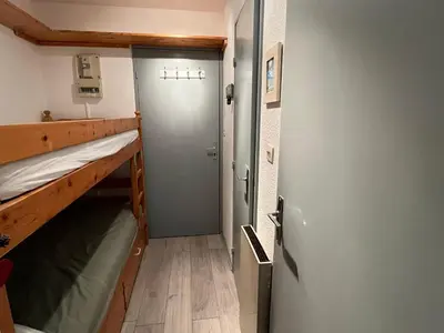 a pair of bunk beds in a small room at Studio 19m² à Samoëns, 4 pers, animaux admis, parking - FR-1-629-144 in Samoëns
