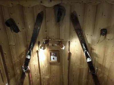 a wall with two pairs of skis on it at Les Terrasses des Glaciers - Appartement 2 in Chamonix-Mont-Blanc