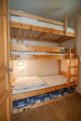 a bedroom with two bunk beds in a room at Parfait pour 6 personnes au pied des télécabines in Saint-Gervais-les-Bains