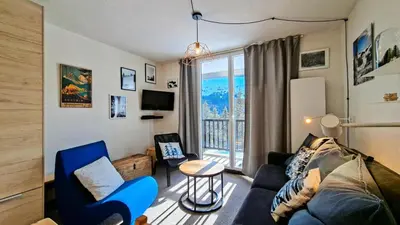 a living room with a couch and a table at Résidence Verseau - Appartement lumineux et spacieux · Centre station · avec cabine et Balcon MAE-7781 in Magland