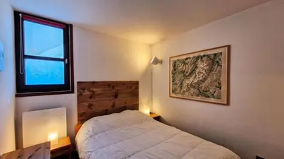 a bedroom with a white bed and a window at Résidence Verseau - Appartement lumineux et spacieux · Centre station · avec cabine et Balcon MAE-7781 in Magland