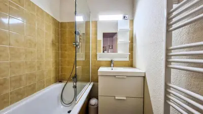 a bathroom with a shower and a sink and a tub at Résidence Verseau - Appartement lumineux et spacieux · Centre station · avec cabine et Balcon MAE-7781 in Magland