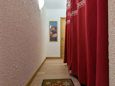 a hallway with red curtains and a rug on the floor at Appartement T3 avec 3 balcons et parking, proche centre - FR-1-624-26 in Samoëns