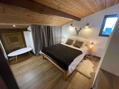 a bedroom with a large bed in a room at Duplex départ randonnée Megeve in Demi-Quartier