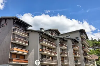 an apartment building with balconies on the side of it at Appartement Cosy - 1 à 2 chambres proche thermes et ski in Saint-Gervais-les-Bains