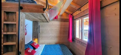 a small room with a bed and a window at Chalet des Ours - 2 appartements 4 étoiles premium - 5 ou 6 personnes in Les Contamines-Montjoie