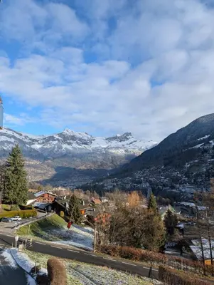a city with snow covered mountains in the background at Appartement avec vue magnifique in Saint-Gervais-les-Bains