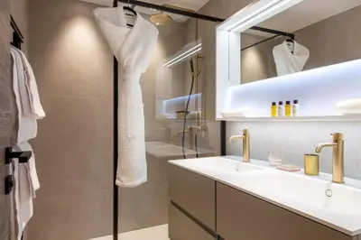 a bathroom with a sink and a shower at Chalet Eteila vue incroyable ! Combloux 10 min de Megève in Combloux