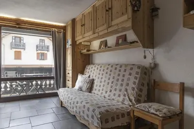 a small room with a bed and a window at Les Arolles - Duplex familial - Vue montagne in Les Houches
