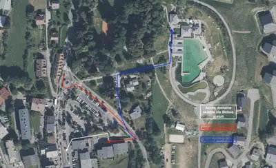 a map of a road with a red and blue at les Cristaux in Combloux