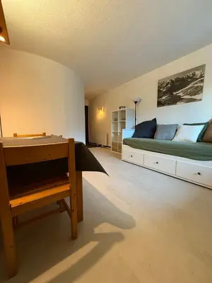 a bedroom with a bed and a desk in it at Joli 2P Mummery centre-ville de Chamonix in Chamonix-Mont-Blanc