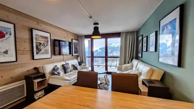 a living room with a table and a couch at Résidence Le Panoramic - Appartement spacieux · Départ et retour skis aux pieds · Piscine · Parking inclus · Spa MAE-6931 in Magland